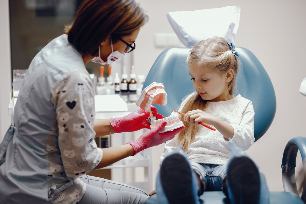 Sorriso saudável desde cedo: dicas para cuidar da saúde bucal infantil